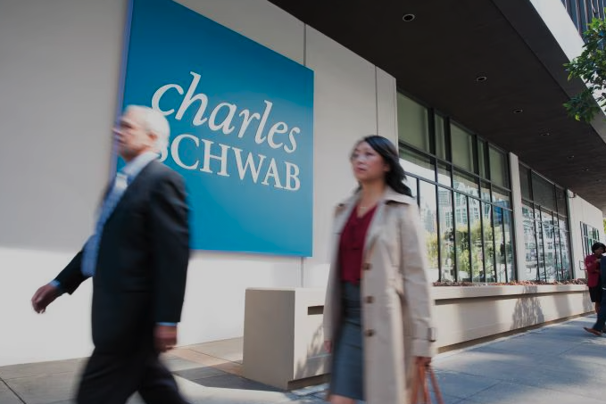 - Charles Schwab отчете смесени финансови резултати за второто тримесечие на 2024 г. с 12% увеличение на нетния доход и 9% ръст на общите нетни приходи.
- Притесненията относно намаляващите депозити, пропуснатите прогнози за приходите и стратегическите промени доведоха до значителен спад в акциите на Schwab след печалбата.
- Въпреки спада на акциите, Schwab остава фокусиран върху използването на технологии, дисциплинирано управление на капитала и дългосрочна стойност за акционерите, с планове за продължаващ растеж.